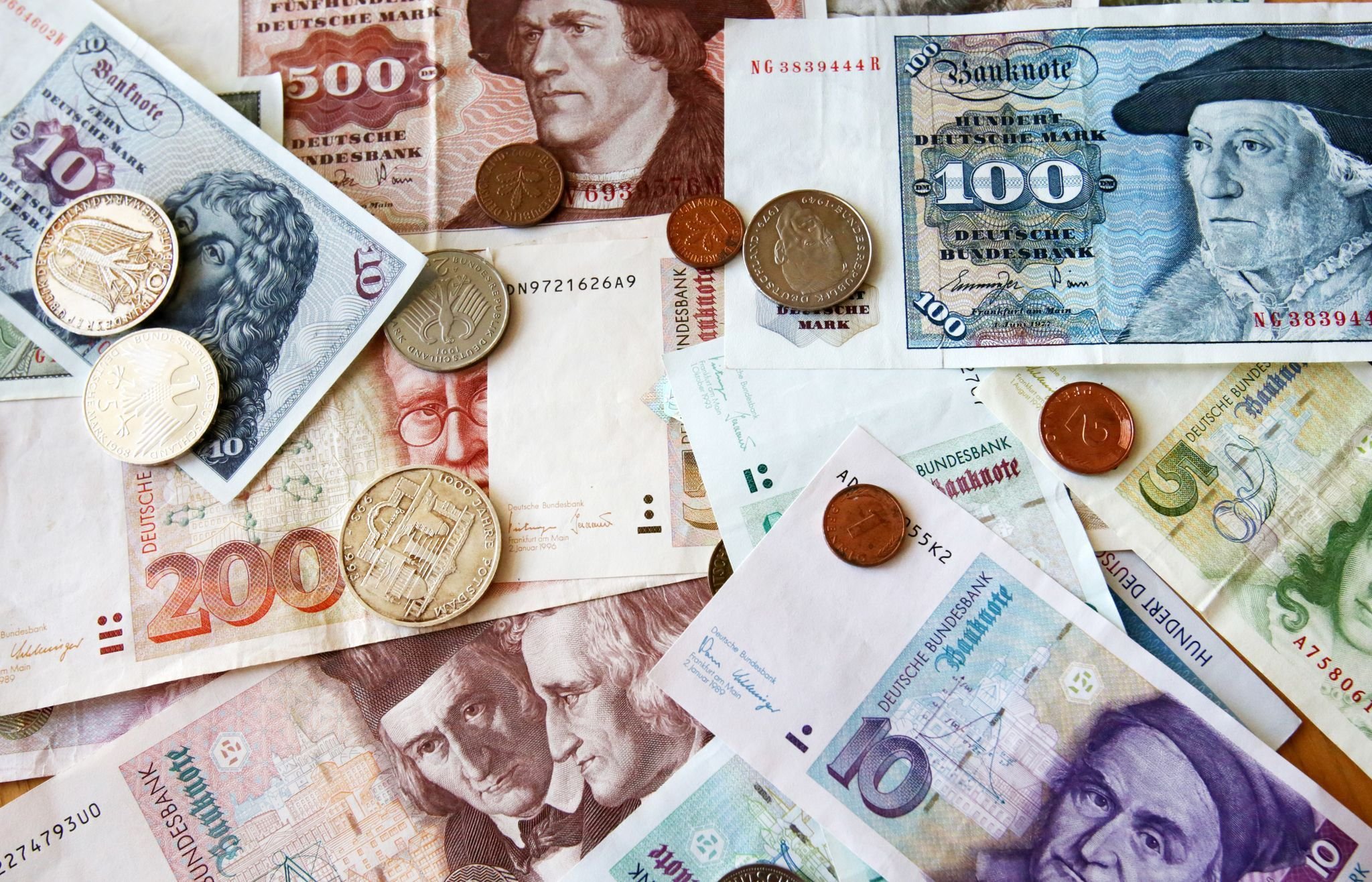 Wo Tauscht Man Den Führerschein Um Millionenschatz D-Mark: Bundesbank tauscht altes Geld um