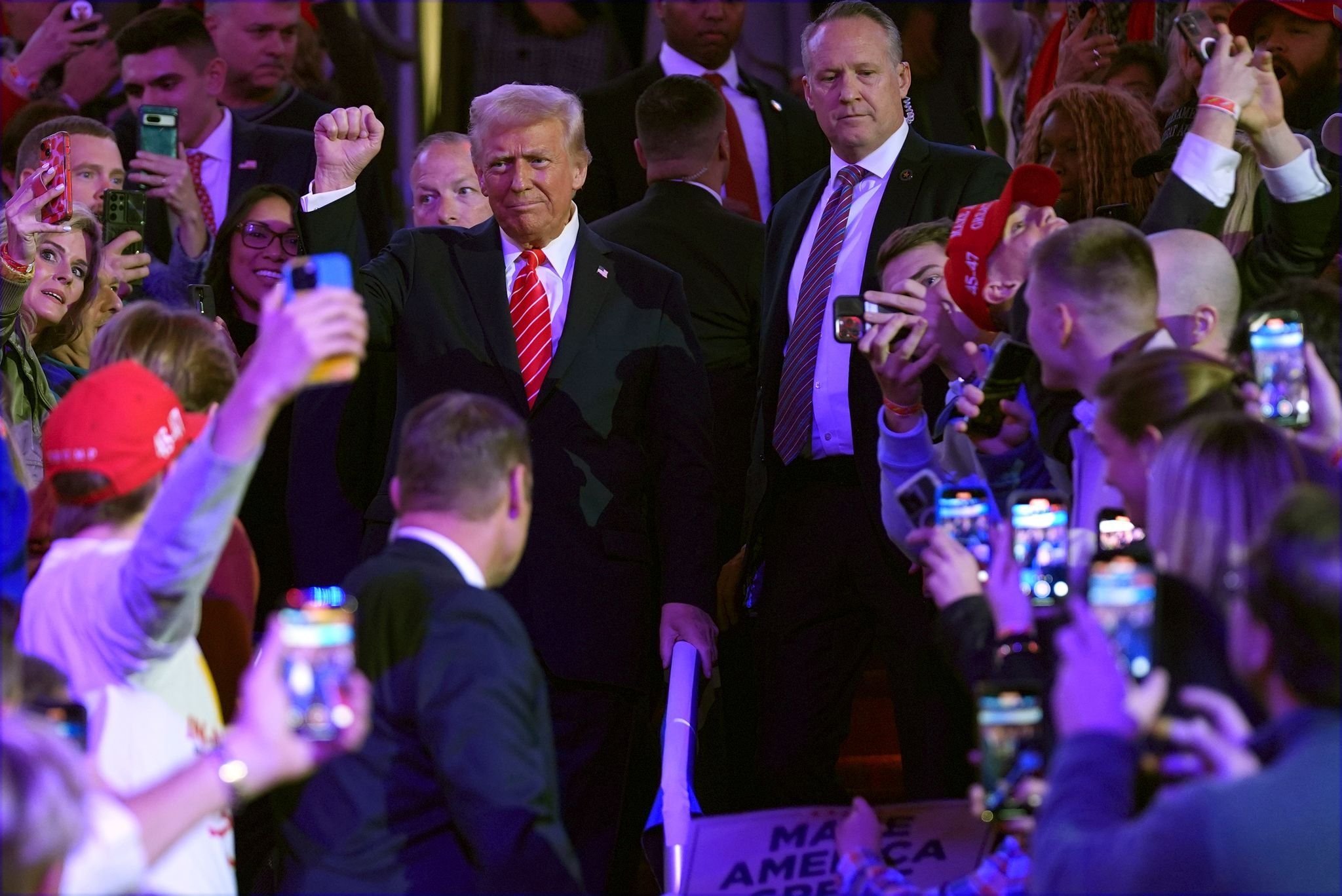 JETZT ANSEHEN DIE TRUMP VEREIDIGUNG AUF DEUTSCH visual data 6