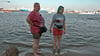 Sandra (links) und Tochter Svenja genießen den Ausflug ans Wasser.