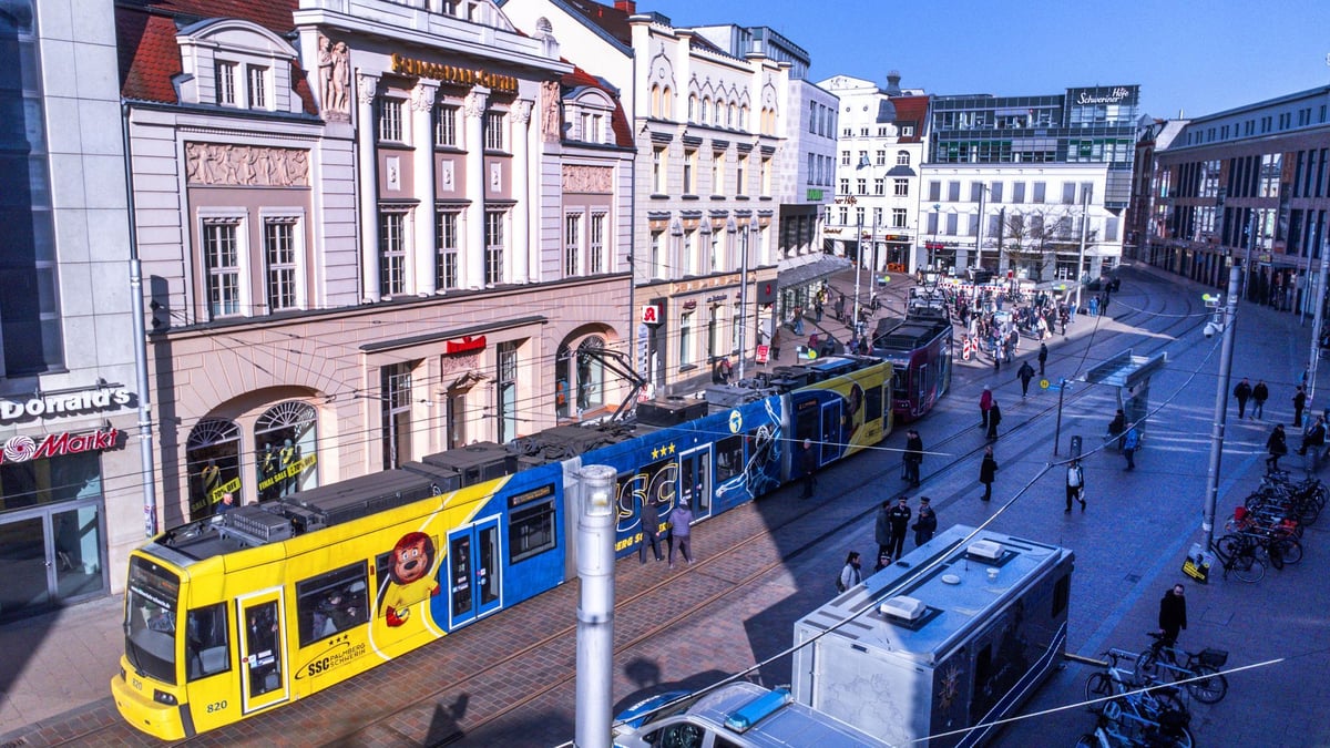 How long will the mobile guard be on Marienplatz?