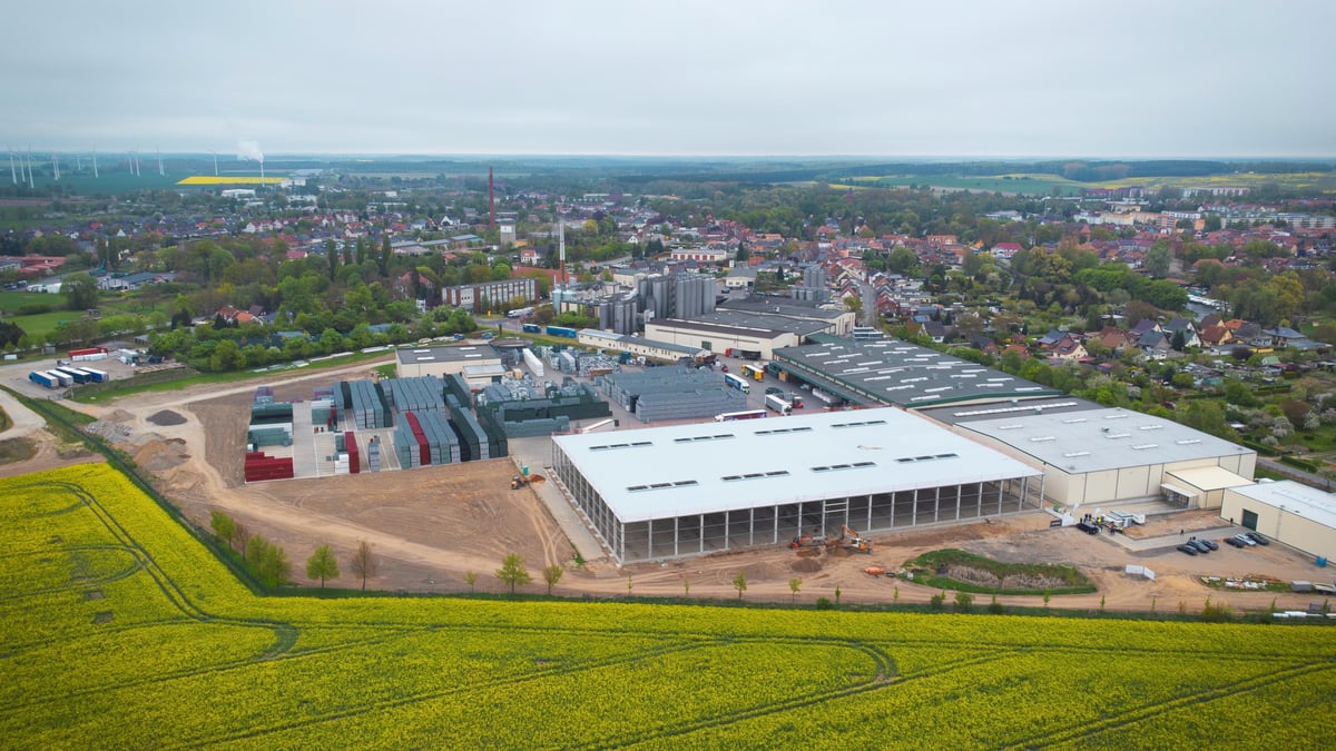 Neue Lagerhalle bei Lübzer Brauerei bietet 36.000 Palettenstellplätze