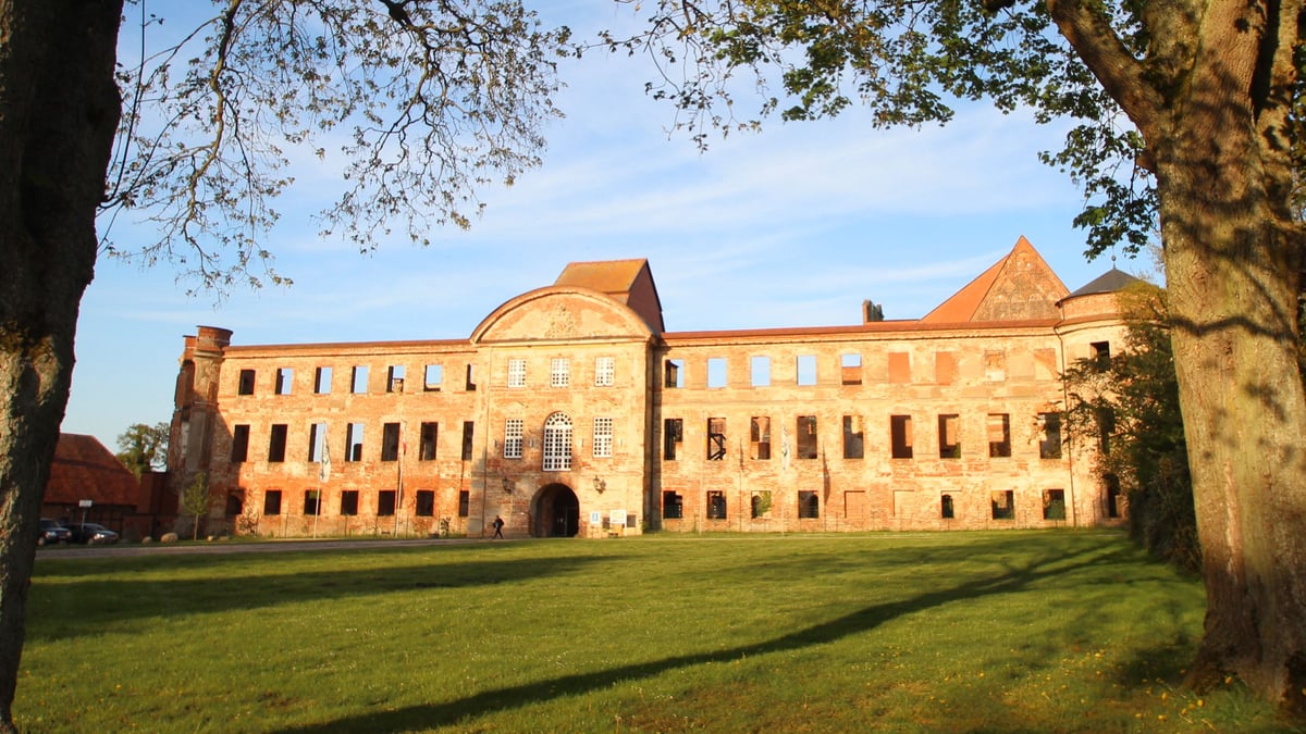 Warum dieses prächtige Schloss vor 80 Jahren in Flammen aufging
