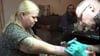 Sandra lässt sich ein neues Tattoo auf den Unterarm stechen. Nicht der einzige Herzenswunsch, der in dieser Woche wahr werden könnte.