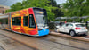 Auto kracht mit Bahn zusammen und wird gegen Laterne geschleudert