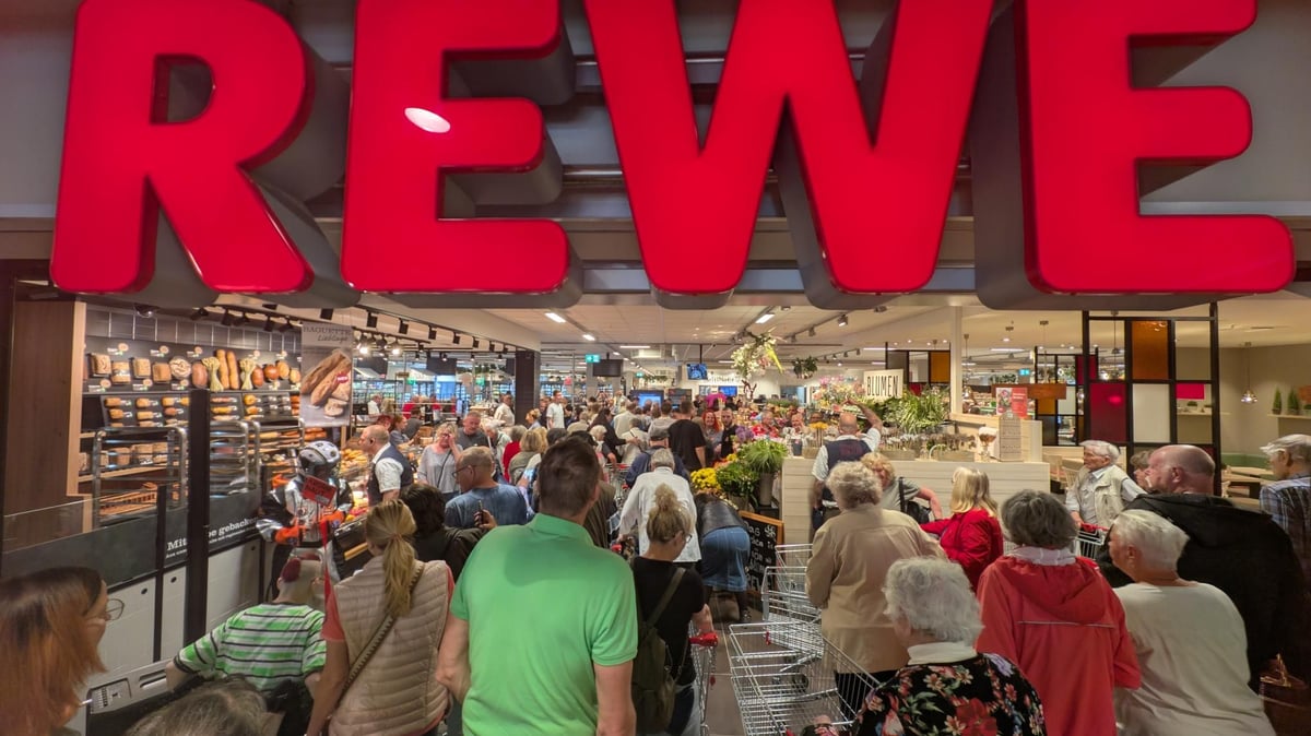 Großer Andrang bei der Wiedereröffnung: Neuer Rewe-Markt im Südstadt-Center Rostock lockt Kunden an!