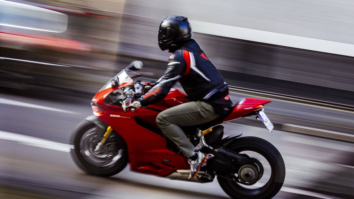 22-jähriger Motorradfahrer flüchtet vor Polizei, wird aber ertappt 22-jähriger Motorradfahrer flüchtet vor Polizei, wird aber ertappt