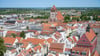 Blick auf einige Sehenswürdigkeiten der Greifswalder Innenstadt vom Dom St. Nikolai.