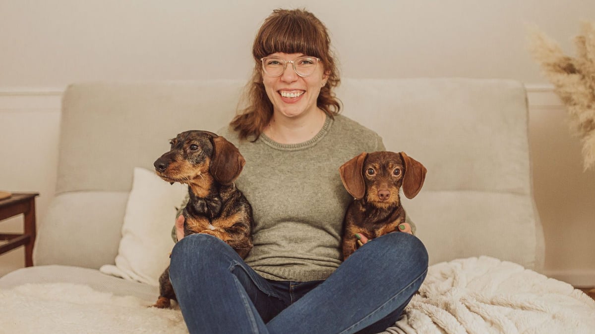 Dackel-Gesundheitsexperte: Wie Svenja Landt durch kranken Atila ihren Traum berief und Hundebesitzern hilft