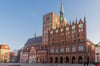 Im Stil der norddeutschen Backsteingotik errichtet wurde das Stralsunder Rathaus, das sich inmitten der Altstadt befindet