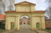 Durch das Gelbe Tor der Kloster- und Schlossanlage Dargun können Gäste die imposante Anlage betreten.