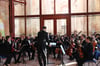 2018 gastierte die Neue Philharmonie MV zum ersten Mal in der Klosterstadt Dargun. Hier stimmt Andreas Schulz sein Orchester in der Klosterruine ein.