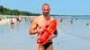 Weltmeister rettet am Strand von Rügen Urlauber aus der Ostsee