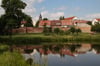 Ein Blick durch den Stadtpark des Städtchen Malchin, im Hintergrund der Turm von St. Johannis.