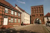Wie die Vier-Tore-Stadt Neubrandenburg, so hatte einst auch Malchin eine Wehranlage mit vier Toren. Das Steintor hat eine bewegende Geschichte, diente einst gar als Gefängnis. Dieser Nachbau im neogotischen Stil wurde Ende des 19. Jahrhunderts realisiert.
