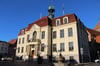 Der Hechtbrunnen (von Wilhelm Wandschneider) auf dem Teterower Marktplatz erinnert an den Schildbürgerstreich mit dem Hecht und der Glocke.