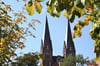 Die Klosterkirche St. Trinitatis, das Wahrzeichen der Stadt. Die Türme messen jeweils 63 Meter Höhe, einen kann man besteigen.