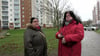 Pamela (r.) und Freundin Marita warten auf die Zahlungen vom Amt. Ende des Monats geht ihr das Geld aus.