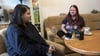 Nicole (l.) möchte sicher gehen, dass Jana nicht weiter von ihrer Internet-Bekanntschaft ausgenutzt wird.