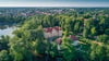 Schloss Mirow war eine malerisch gelegene Nebenresidenz der Herzöge von Mecklenburg-Strelitz, die ihren Hauptsitz im 25 km weiter östlich gelegenen Neustrelitz hatten.