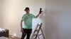 Tino und Carsten (Foto) arbeiten daran, die Wohnung von Jasmin und Maik neu zu tapezieren und zu streichen.