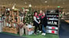 Jane Samuel Jane, Gesine Krüger und Anna Lena Zenk (von links) haben im Erdgeschoss des größten Möbelhauses der Stadt alles weihnachtlich dekoriert.