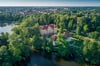 Schloss Mirow in Mirow (Kleinseenplatte) war eine malerisch gelegene Nebenresidenz der Herzöge von Mecklenburg-Strelitz, die ihren Hauptsitz im 25 Kilometer weiter östlich gelegenen Neustrelitz hatten.