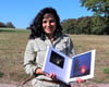 Die Geografin Evelin Kartheuser vom Naturpark Nossentiner/Schwinter Heide stellt den Bildband „Farben der Stille“ vor.