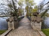 Hinter dem Schloss führt diese schmiedeeiserne Brücke zur sogenannten „Liebesinsel“