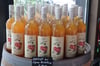 Die Inselmühle in der Stadt Usedom bietet regionale Produkte wie hier den Apfelsaft in großer Vielfalt an.