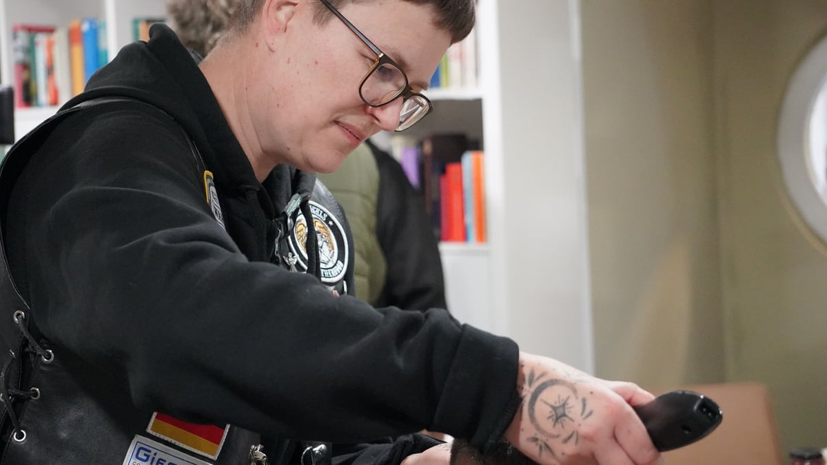 Mit Lederweste, Schere und viel Mitgefühl: Friseure schenken ...